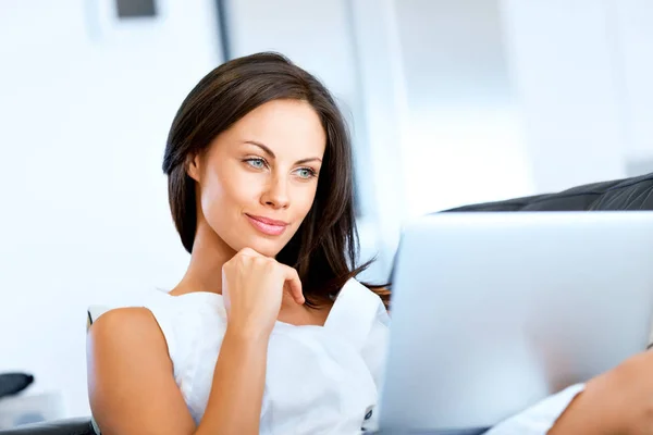 Jonge mooie vrouw die op haar laptop werkt — Stockfoto