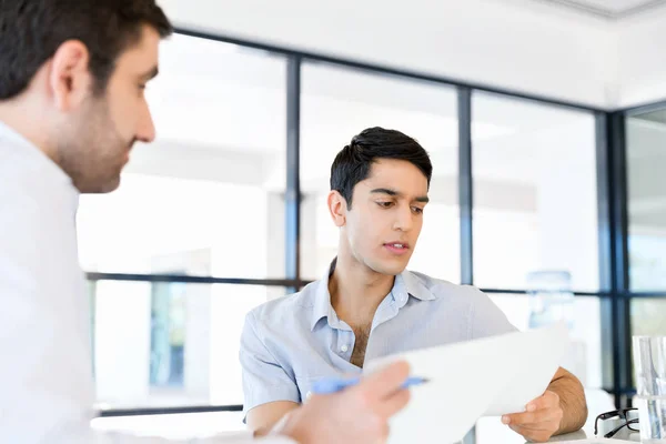 Due Giovani Imprenditori Che Lavorano Insieme Ufficio — Foto Stock