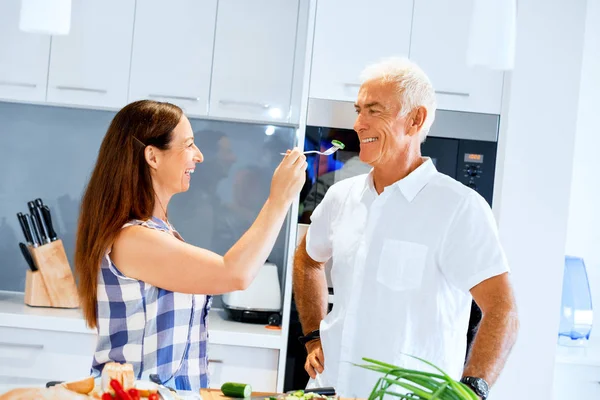 Ouder paar thuis koken — Stockfoto