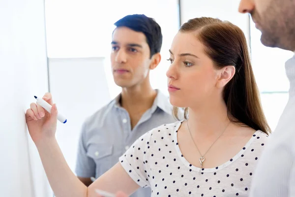 Affärsmöte med presentation — Stockfoto