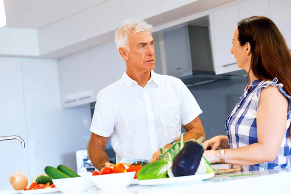 Gelukkige paar thuis koken — Stockfoto