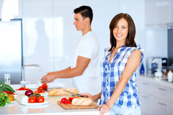 Couple cooking together at home — Stock Photo, Image