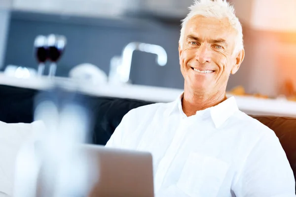 Man die thuis aan laptop werkt — Stockfoto