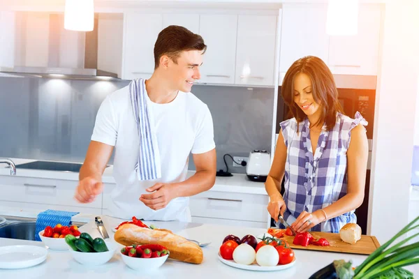 Casal jovem cozinhar em casa — Fotografia de Stock