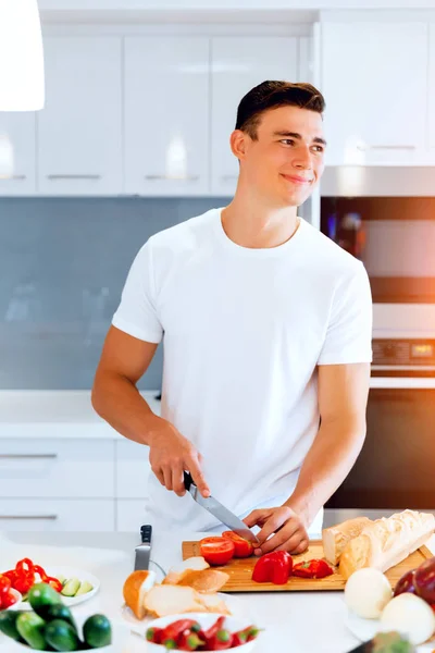 Hombre joven cocinando — Foto de Stock