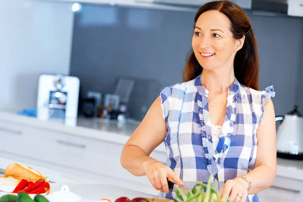 Schöne Frau steht in der Küche — Stockfoto