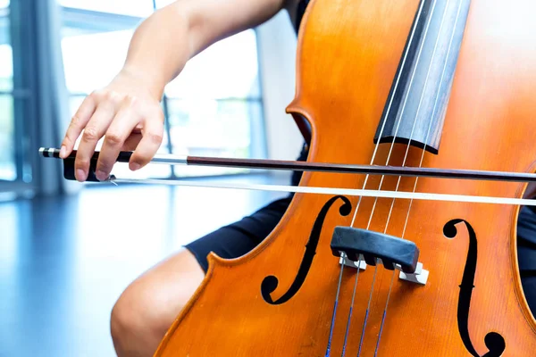 Tutup cello dengan busur di tangan — Stok Foto