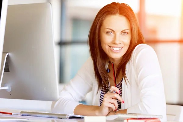 Feliz empresario o freelancer en una oficina o casa —  Fotos de Stock