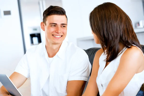 Feliz pareja moderna trabajando en el ordenador portátil en casa —  Fotos de Stock