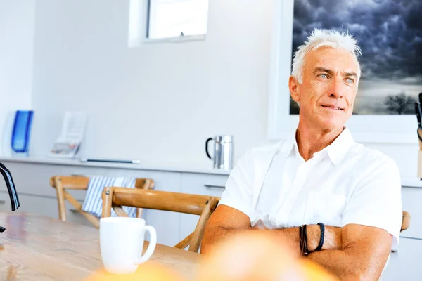 Retrato de un apuesto hombre mayor en interiores — Foto de Stock