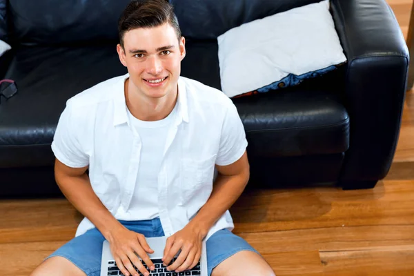 Man working on laptop at home — Stock Photo, Image