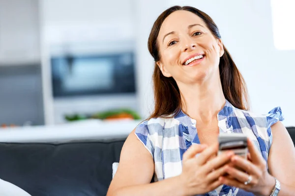 Portrait of woman holding phone — Stock Photo, Image