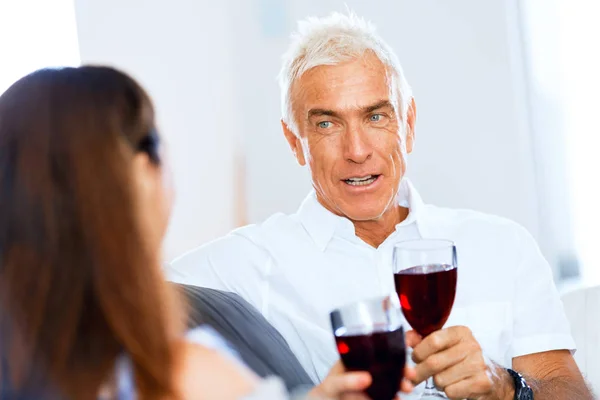 Retrato de una pareja tomando una copa de vino tinto — Foto de Stock