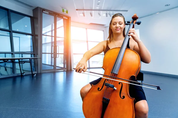 Woman playing cello — Stock Photo, Image