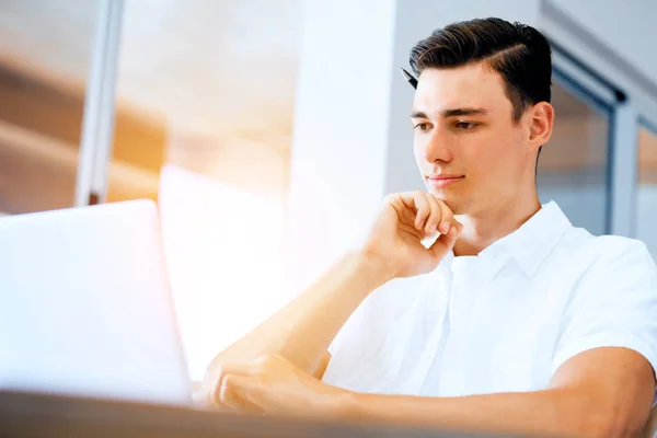 Homem trabalhando no laptop em casa — Fotografia de Stock