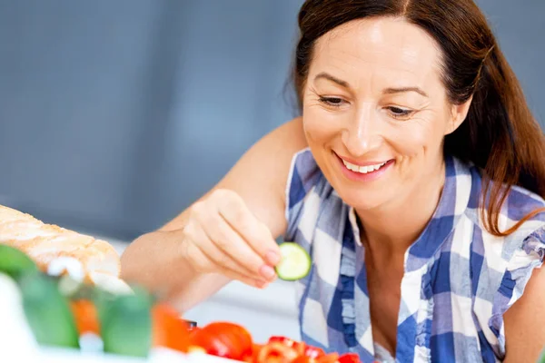 Schöne Frau steht in der Küche — Stockfoto