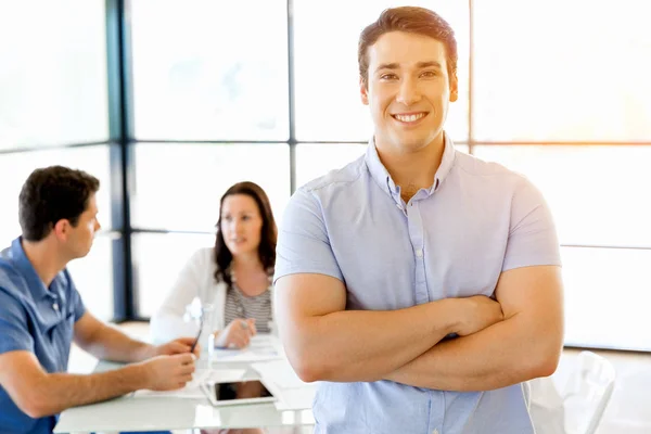 Ung man i casual i office — Stockfoto