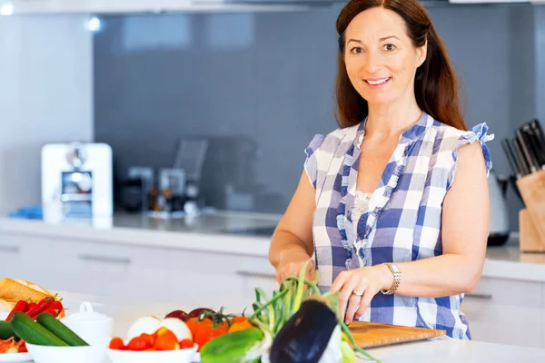 Belle femme debout dans la cuisine — Photo