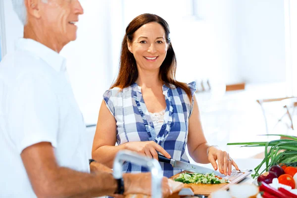 Mature couple cooking at home — Stock Photo, Image