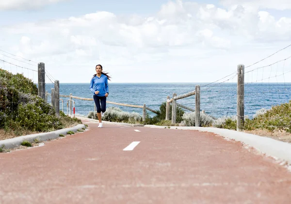 Jovem mulher Jogging à beira-mar — Fotografia de Stock