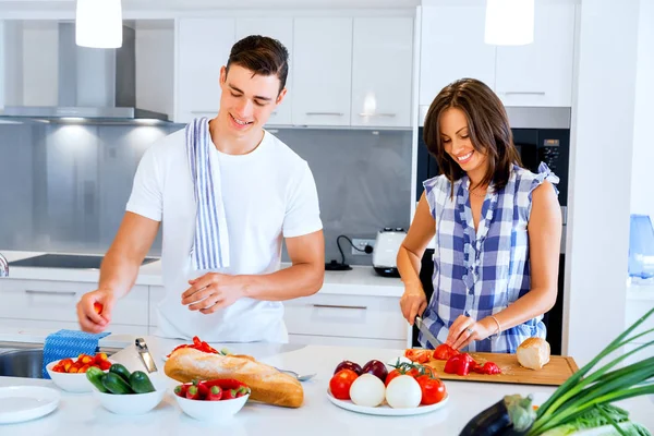 Casal jovem cozinhar em casa — Fotografia de Stock
