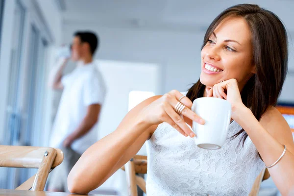 Heureuse jeune femme avec une tasse de thé ou de café — Photo