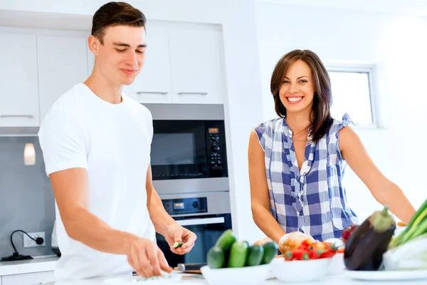 Couple cuisiner ensemble à la maison — Photo