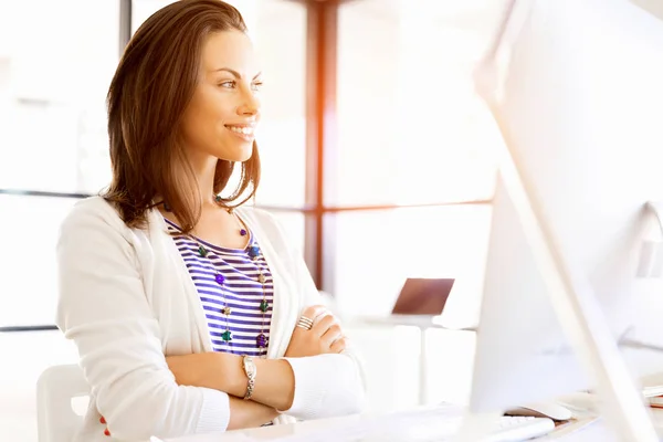 Zufriedener Unternehmer oder Freiberufler im Büro oder zu Hause — Stockfoto