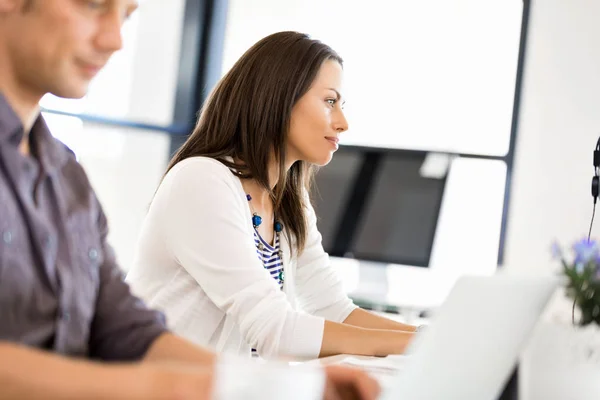 Feliz empresario o freelancer en una oficina o casa — Foto de Stock