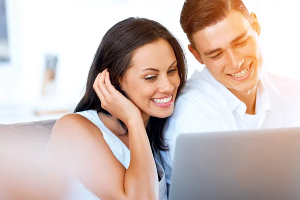 Feliz pareja moderna trabajando en el ordenador portátil en casa —  Fotos de Stock