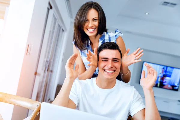 Sonriente feliz pareja mirando a la cámara —  Fotos de Stock