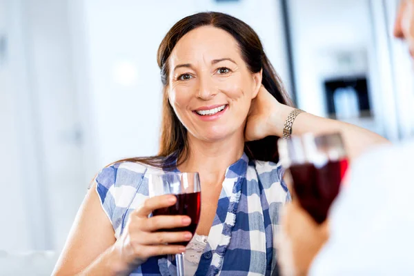 Mujer con una copa de vino en el interior — Foto de Stock