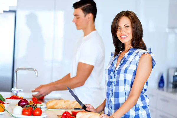 Pareja cocinando juntos en casa — Foto de Stock