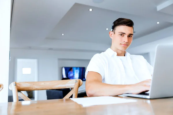 Homem trabalhando no laptop em casa — Fotografia de Stock