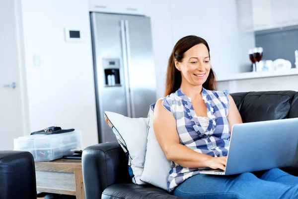 Zralá krásná žena pracující na svém laptopu — Stock fotografie