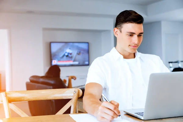 Homem trabalhando no laptop em casa — Fotografia de Stock