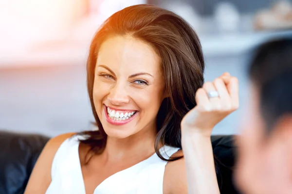 Schönes Frauenporträt drinnen — Stockfoto