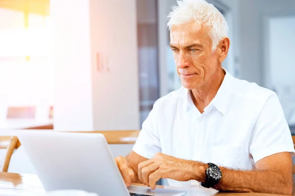 Man die thuis aan laptop werkt — Stockfoto