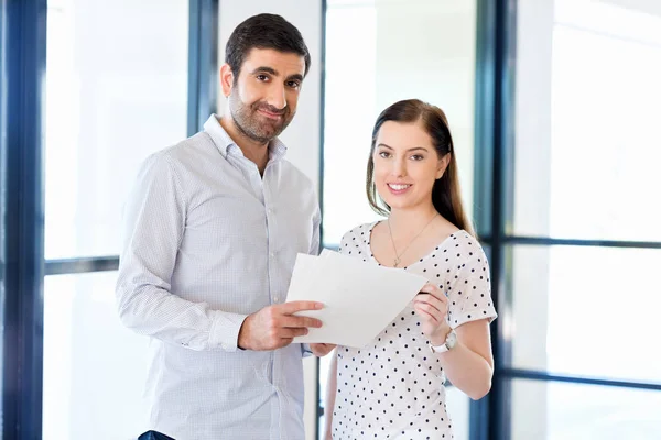 Bilden av två unga affärsmän i office — Stockfoto