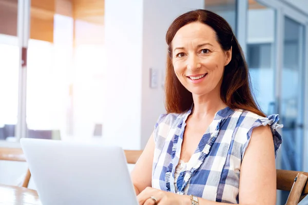 Mulher bonita madura trabalhando em seu laptop — Fotografia de Stock