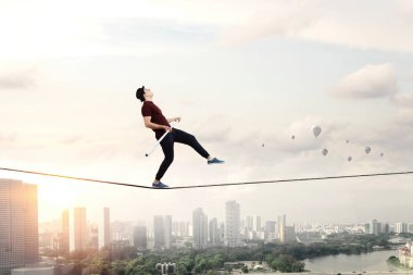 Cesur ropewalker kablosu üzerinde. Karışık teknik