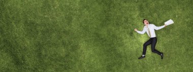 Dalgın işadamı çimenlerin üzerinde