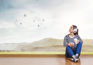 Kız müzik keyfini çıkarın. Karışık teknik