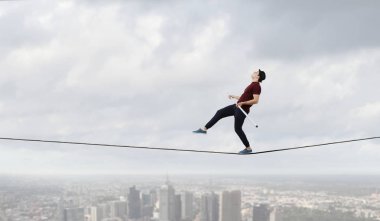 Cesur ropewalker kablosu üzerinde. Karışık teknik
