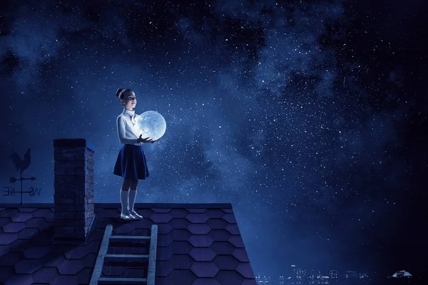 La chica sostiene la luna. Medios mixtos —  Fotos de Stock