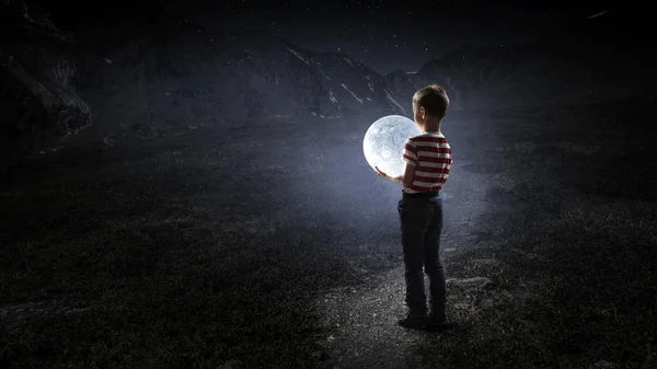 El chico sostiene la luna. Medios mixtos — Foto de Stock