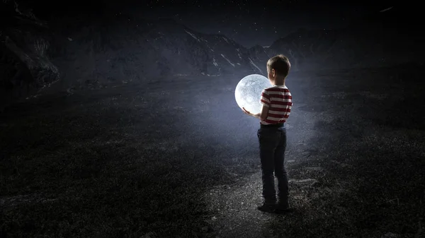 El chico sostiene la luna. Medios mixtos —  Fotos de Stock