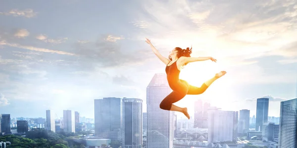 Chica gimnasta en salto Técnica mixta — Foto de Stock