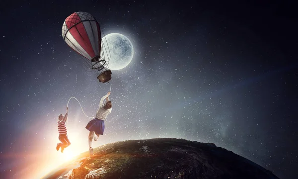 少女は、空に飛ぶ。ミクスト メディア — ストック写真