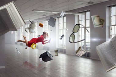 Kadın havada uçmak ve telefon kullanın. Karışık teknik